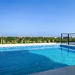 Luxe Penthouse With Rooftop Pool And Grill